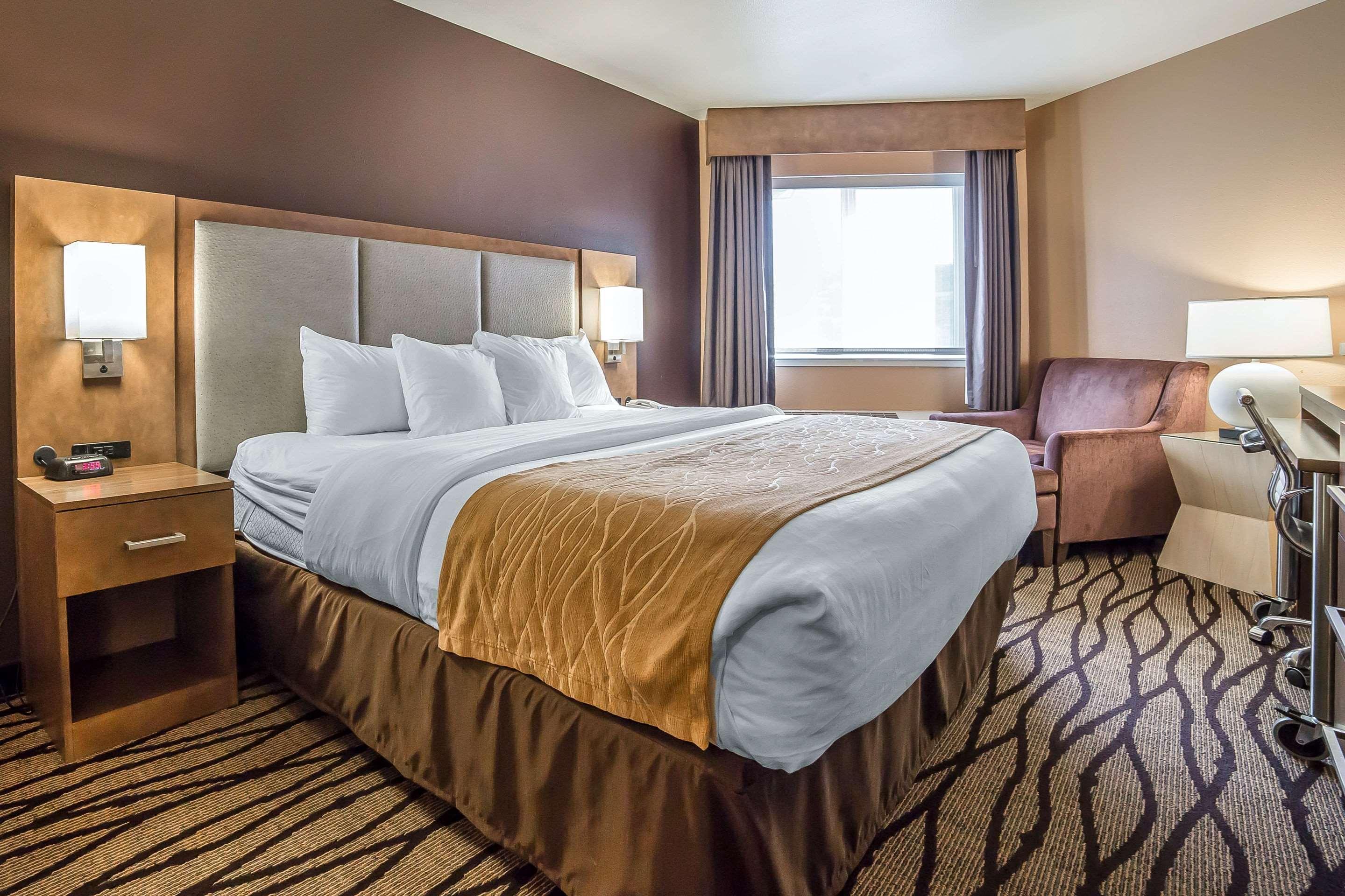 Comfort Inn & Suites Market - Airport Грейт-Фолс Экстерьер фото