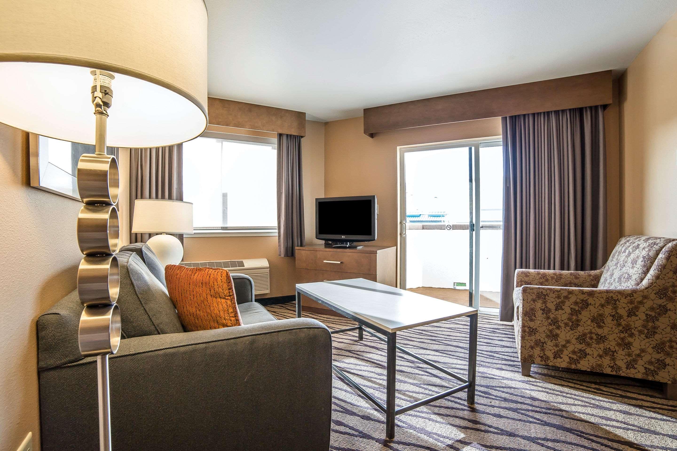 Comfort Inn & Suites Market - Airport Грейт-Фолс Экстерьер фото