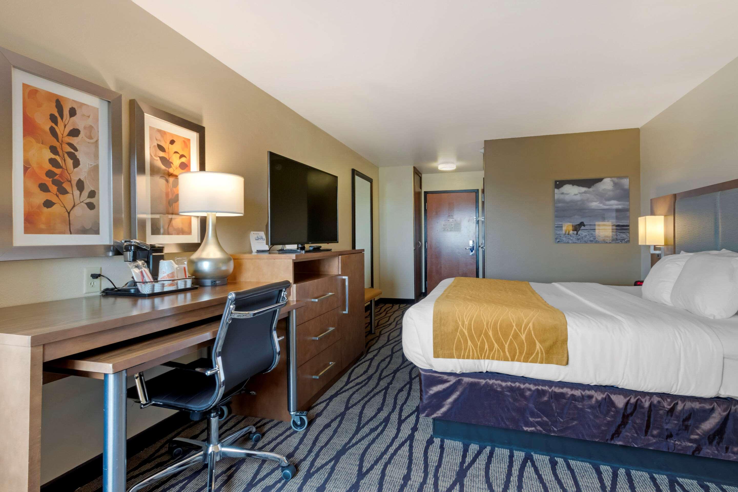 Comfort Inn & Suites Market - Airport Грейт-Фолс Экстерьер фото