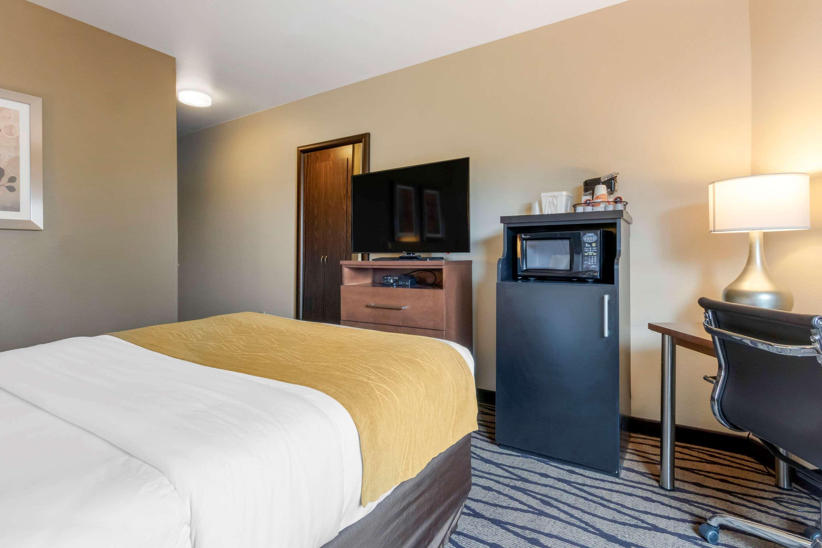 Comfort Inn & Suites Market - Airport Грейт-Фолс Экстерьер фото