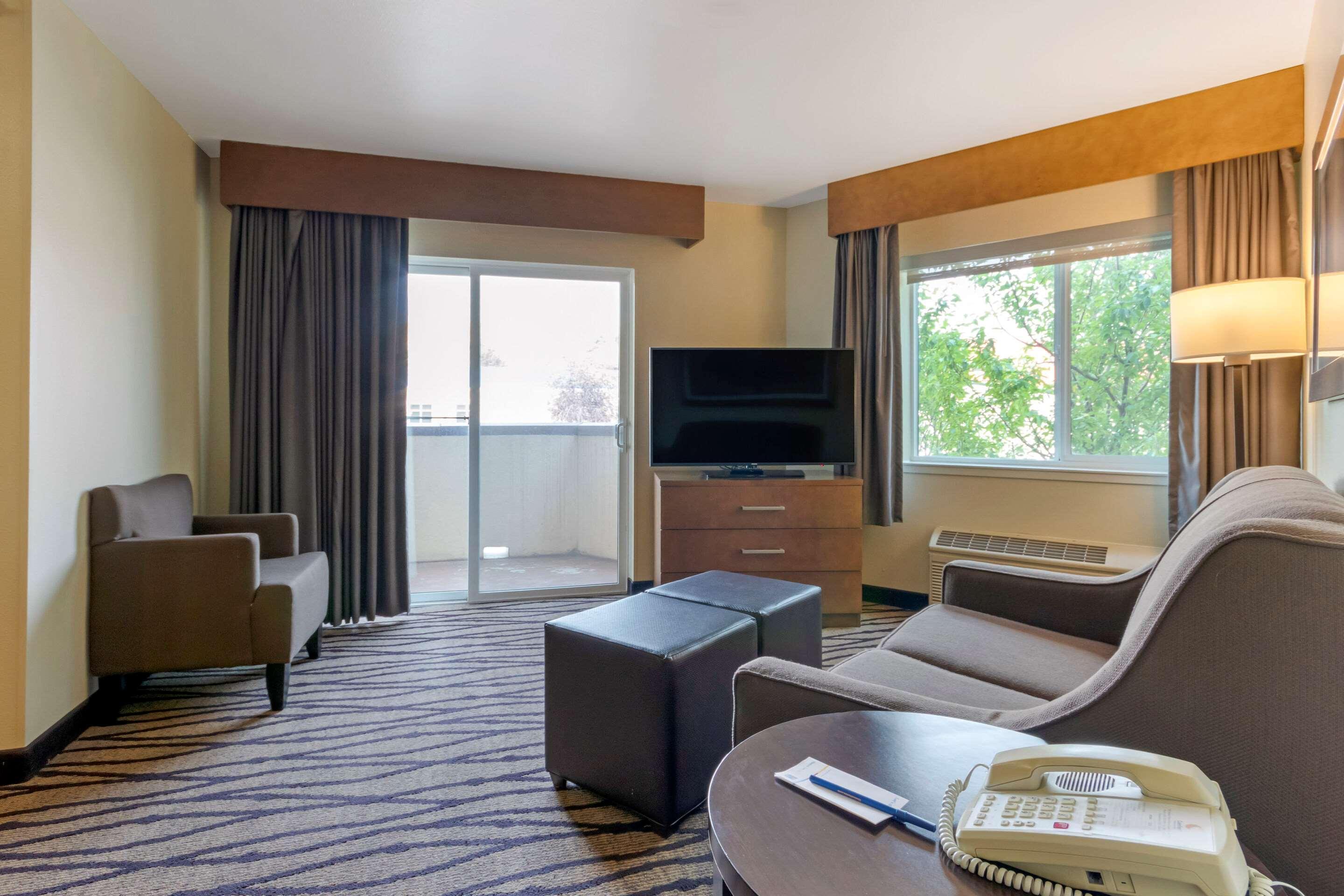 Comfort Inn & Suites Market - Airport Грейт-Фолс Экстерьер фото