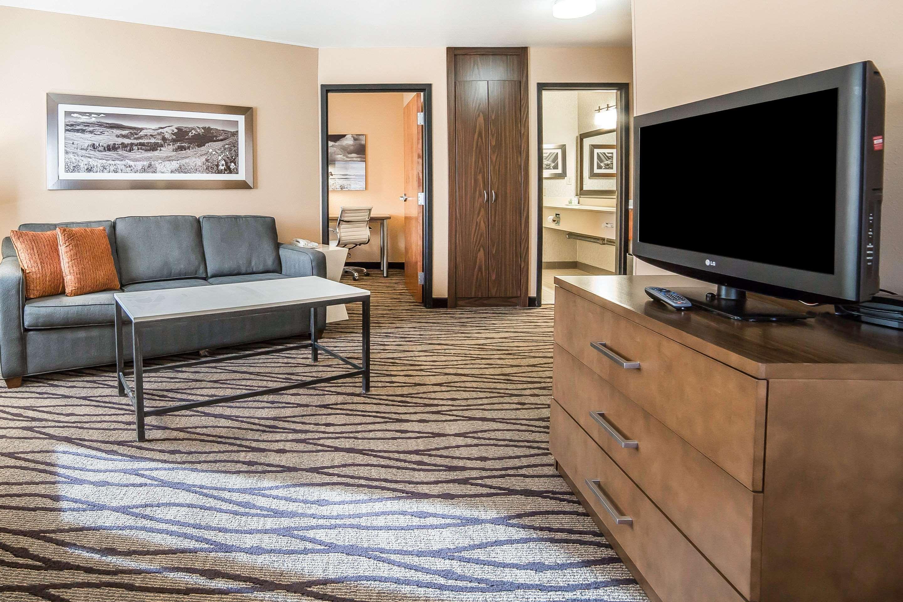 Comfort Inn & Suites Market - Airport Грейт-Фолс Экстерьер фото