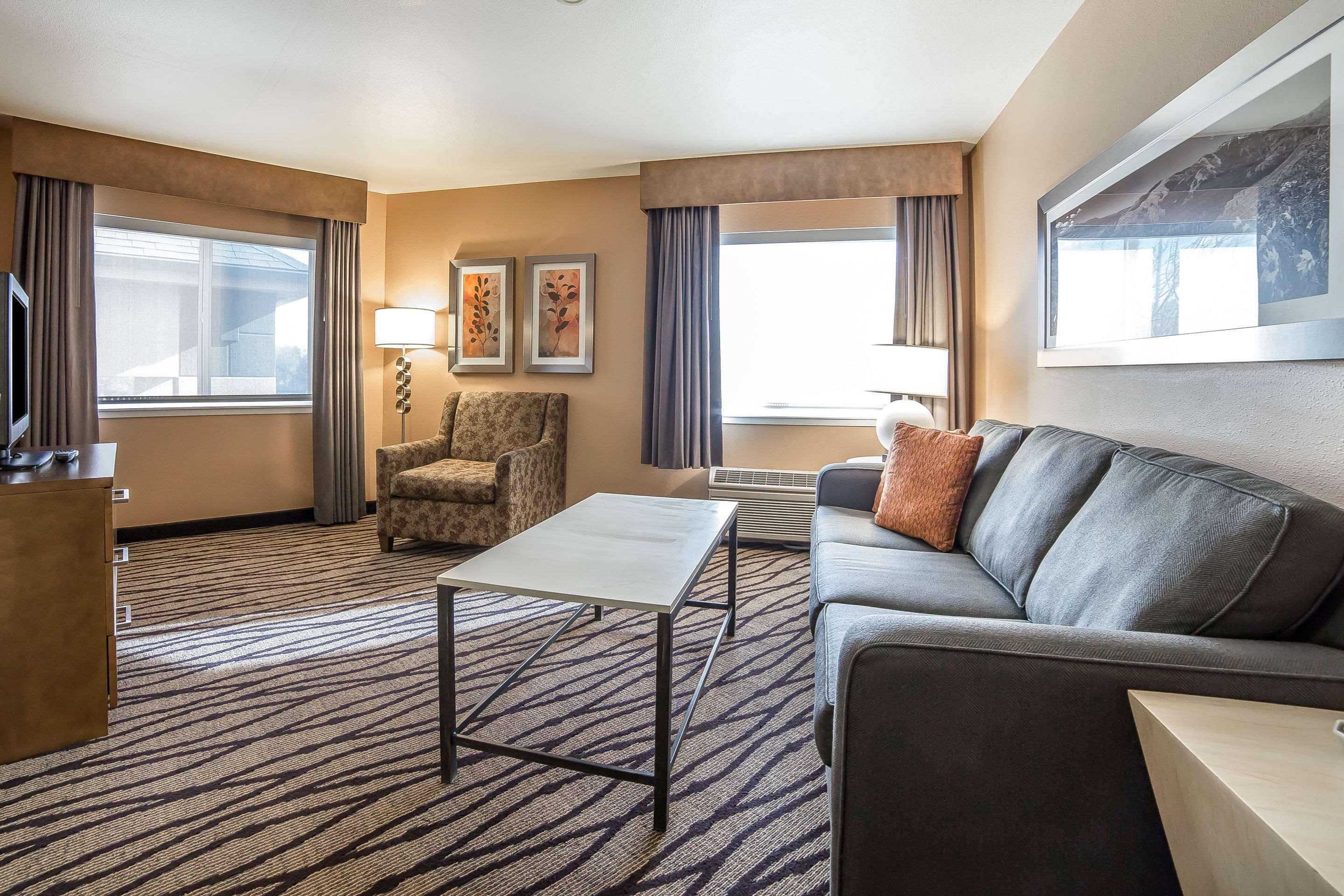 Comfort Inn & Suites Market - Airport Грейт-Фолс Экстерьер фото