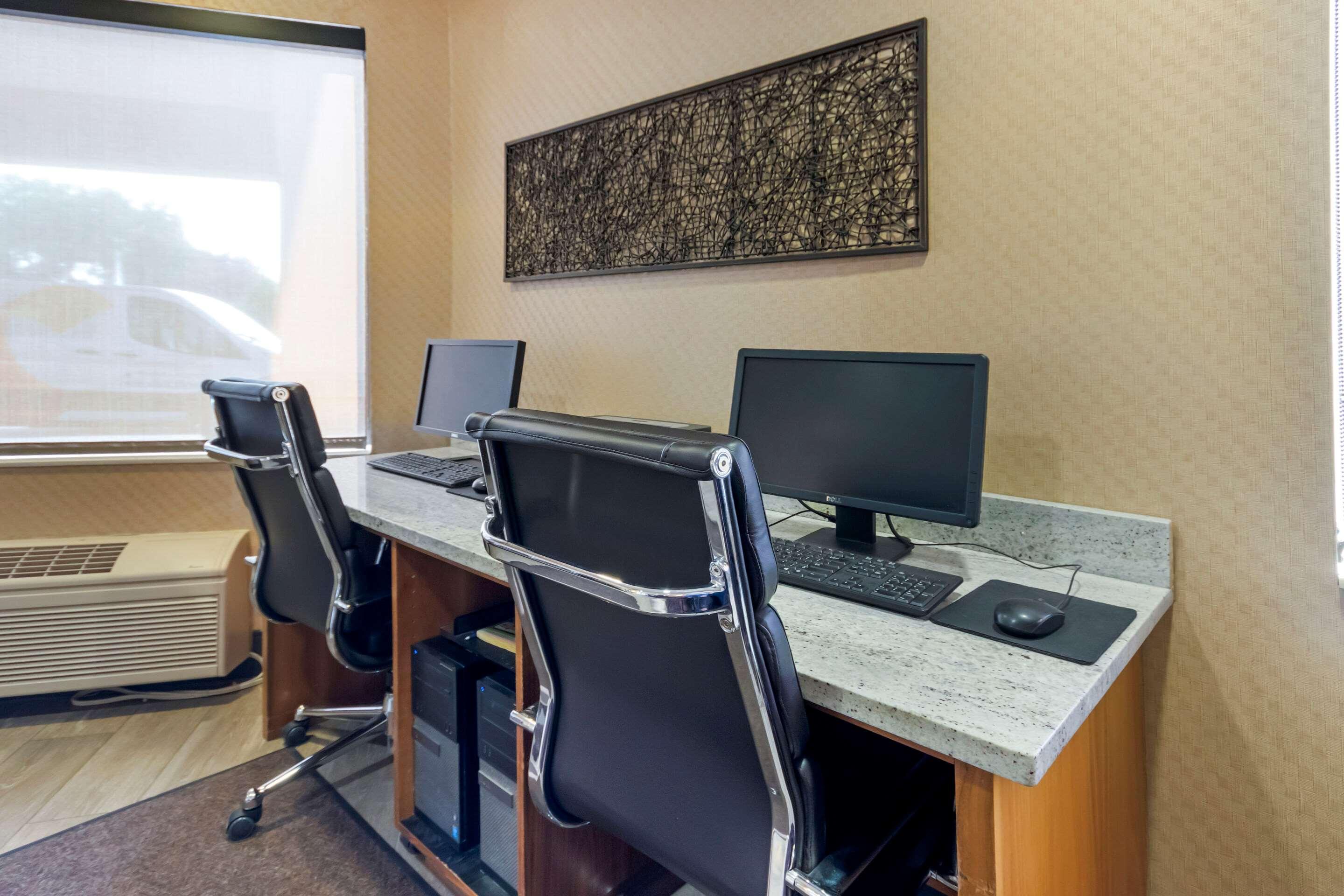 Comfort Inn & Suites Market - Airport Грейт-Фолс Экстерьер фото