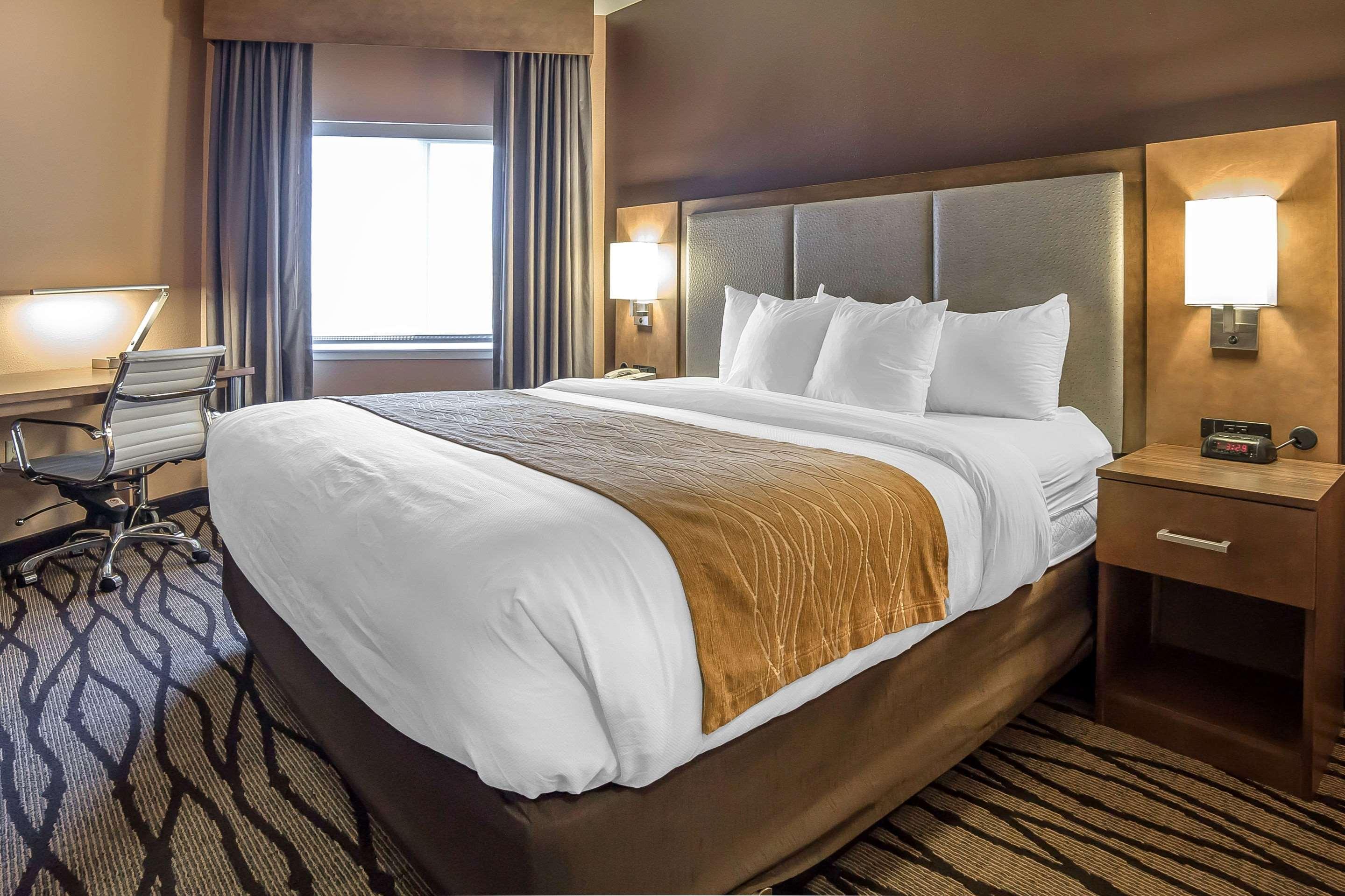 Comfort Inn & Suites Market - Airport Грейт-Фолс Экстерьер фото