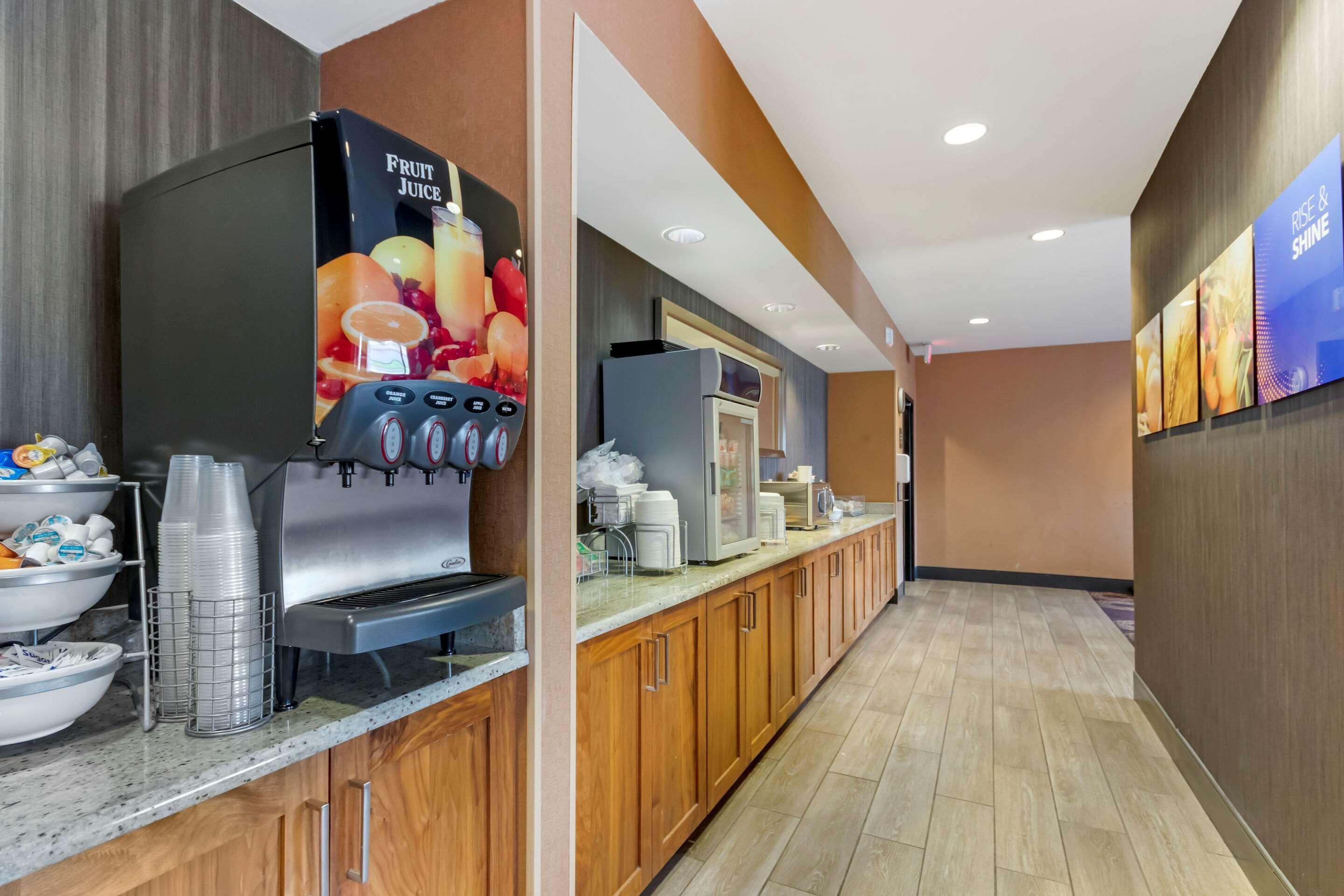 Comfort Inn & Suites Market - Airport Грейт-Фолс Экстерьер фото