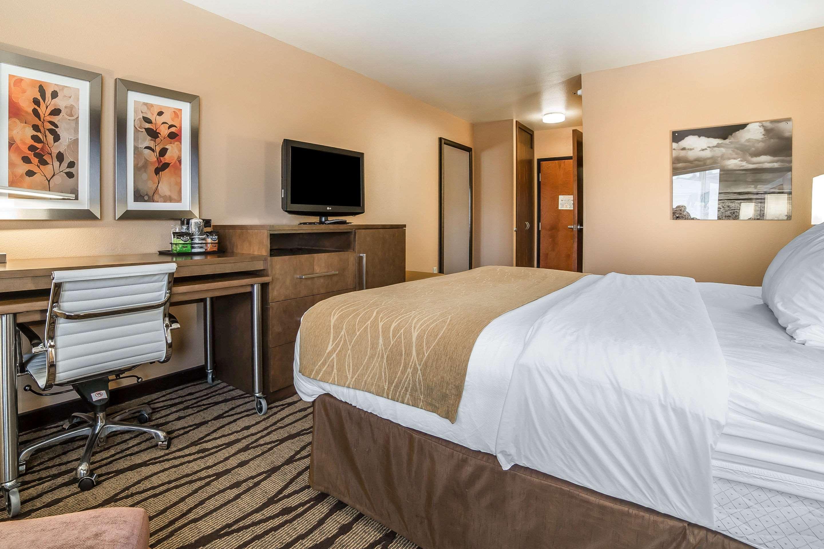 Comfort Inn & Suites Market - Airport Грейт-Фолс Экстерьер фото