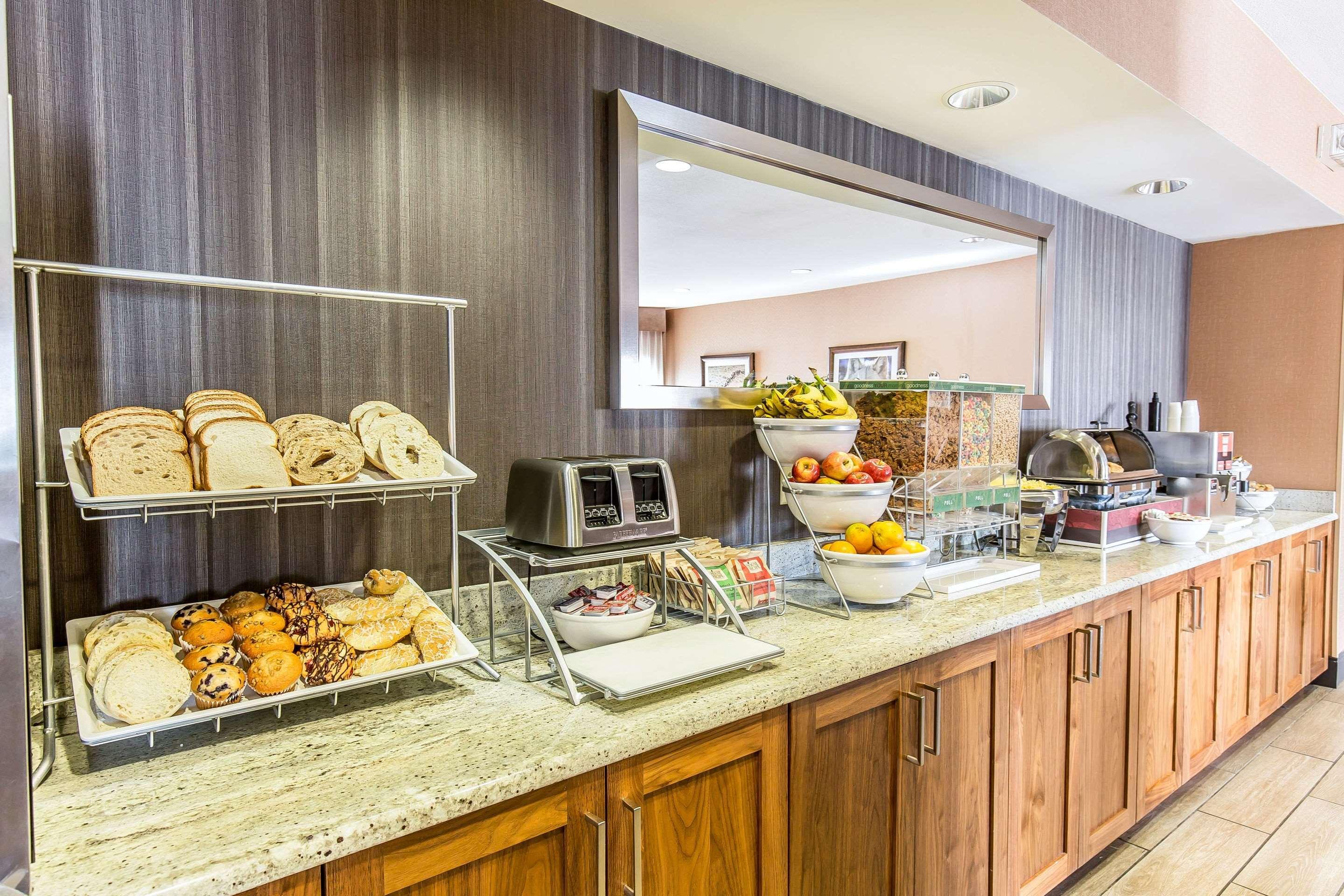 Comfort Inn & Suites Market - Airport Грейт-Фолс Экстерьер фото