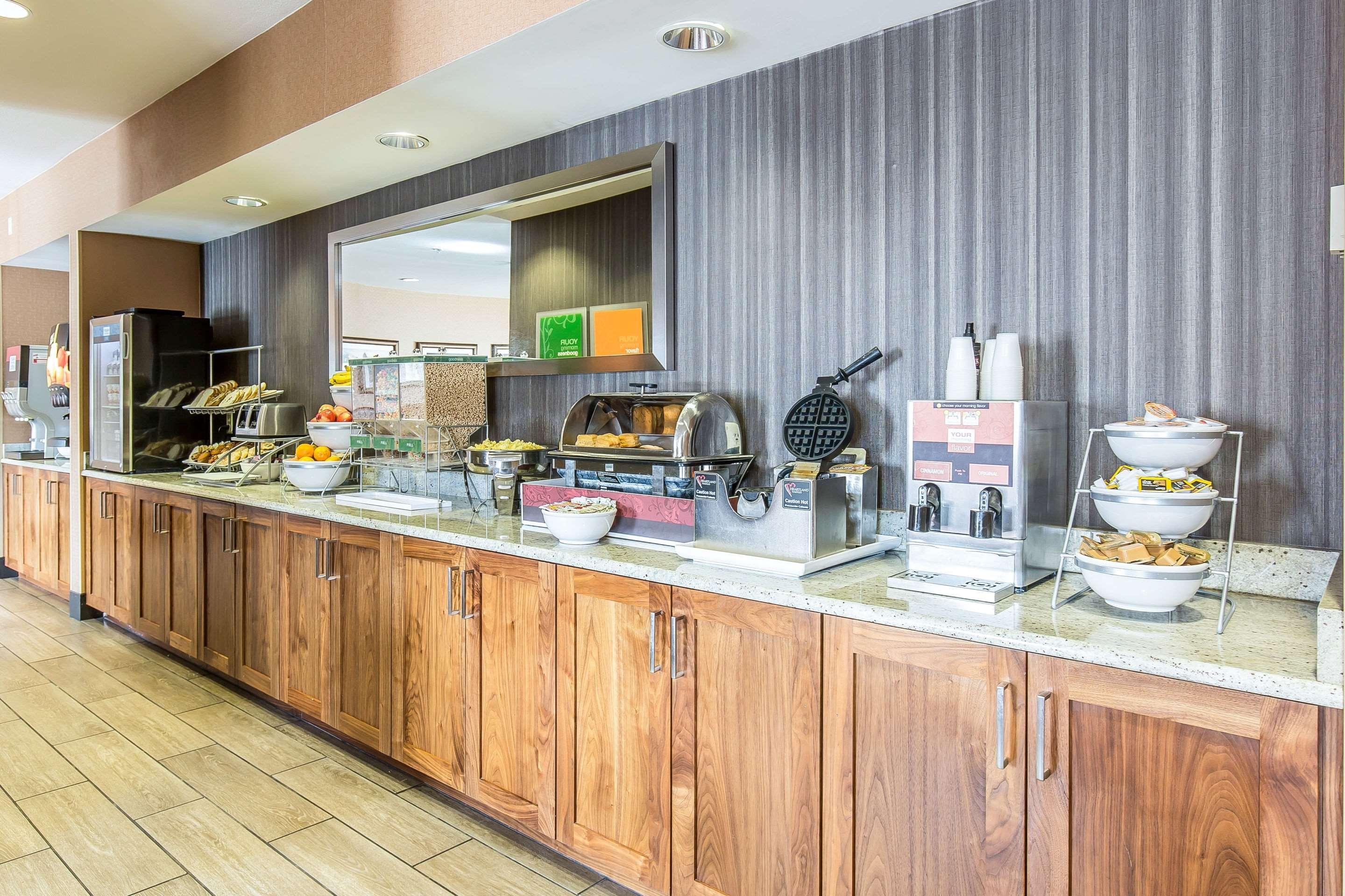 Comfort Inn & Suites Market - Airport Грейт-Фолс Экстерьер фото