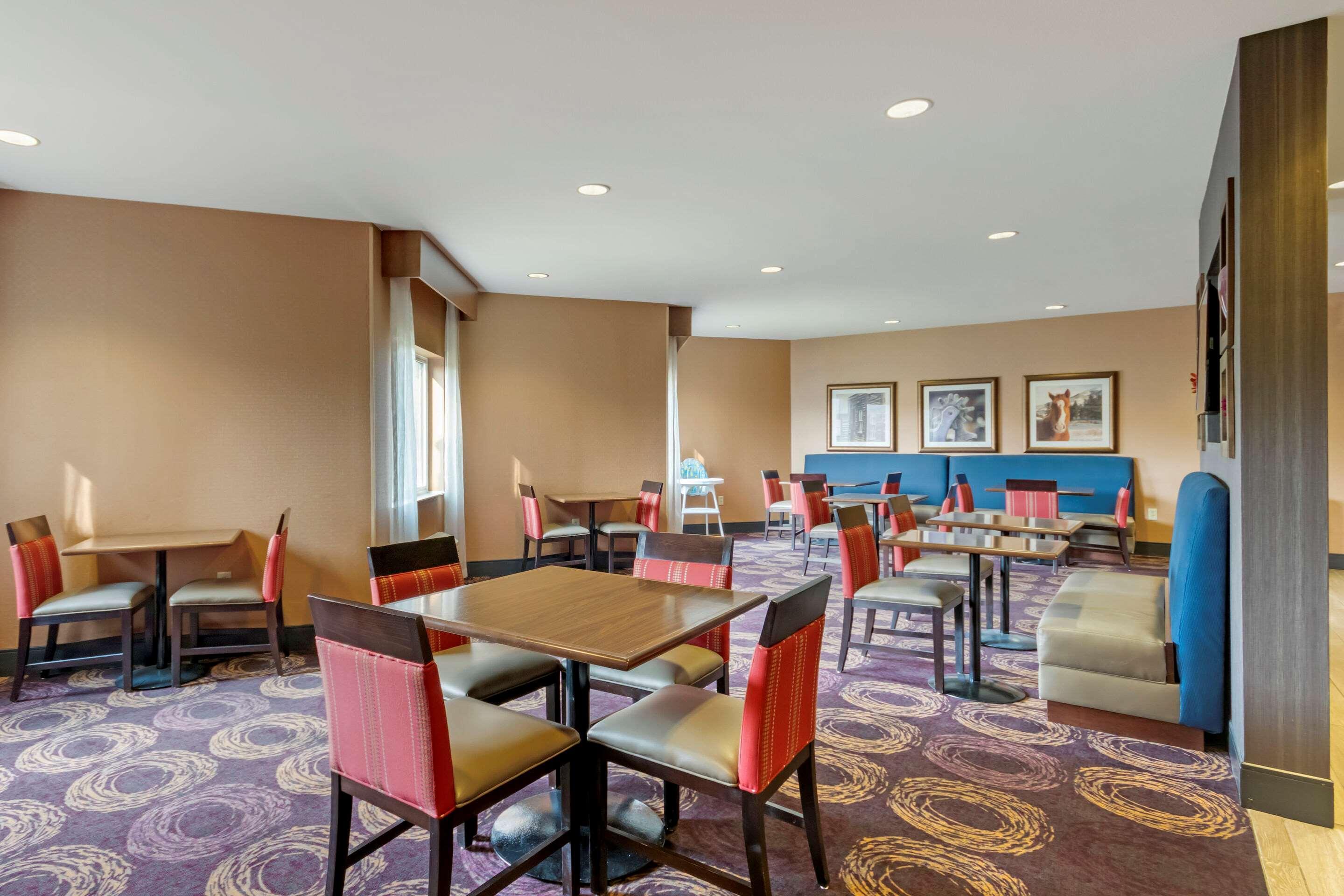 Comfort Inn & Suites Market - Airport Грейт-Фолс Экстерьер фото